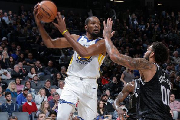  霍姆格伦盖帽惊艳全场，雷霆轻取开拓者冲击上半区  